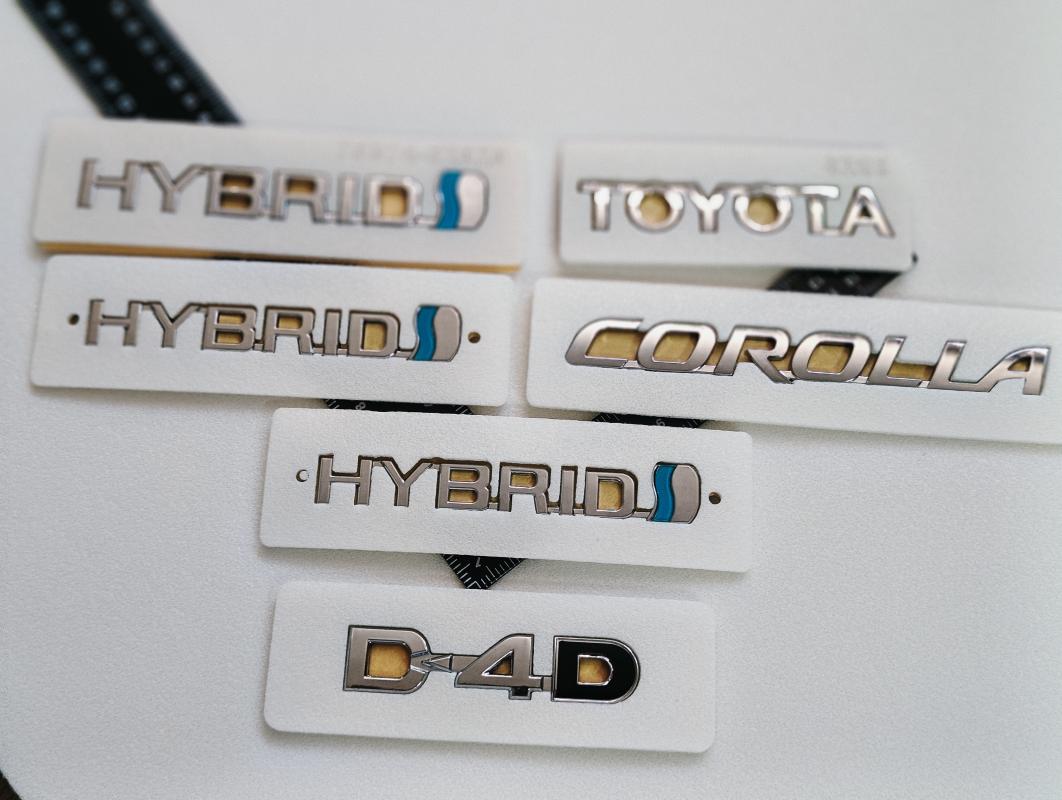 Toyota-Corolla-Hybrid-D4D Bagaj ve Hybrid Çamurluk Yazısı Seti 6’lı 3M 3D ABS