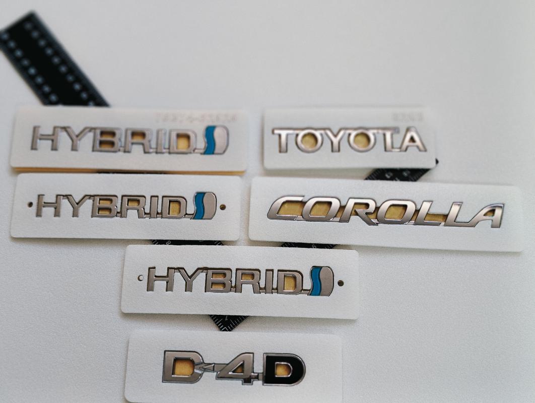 Toyota-Corolla-Hybrid-D4D Bagaj ve Hybrid Çamurluk Yazısı Seti 6’lı 3M 3D ABS