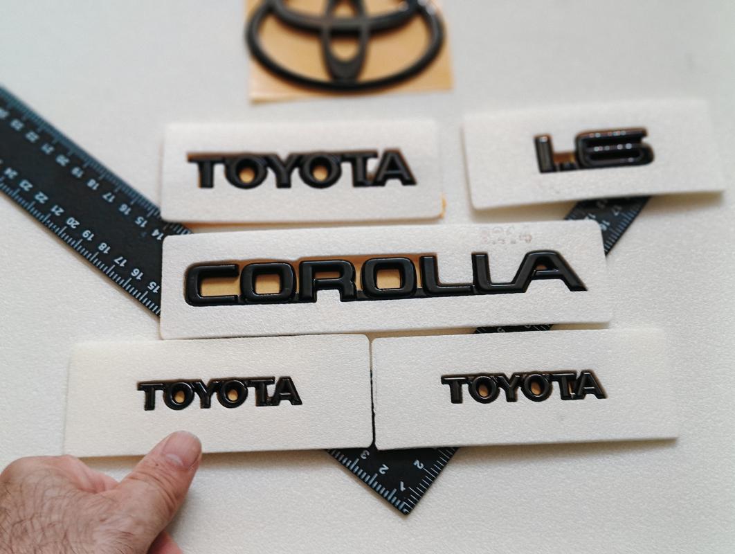 Toyota-Corolla-1.6 Piano Black Efsane Kasa Bagaj ve Çamurluk Yazısı ve Bagaj Arması Seti 6’lı