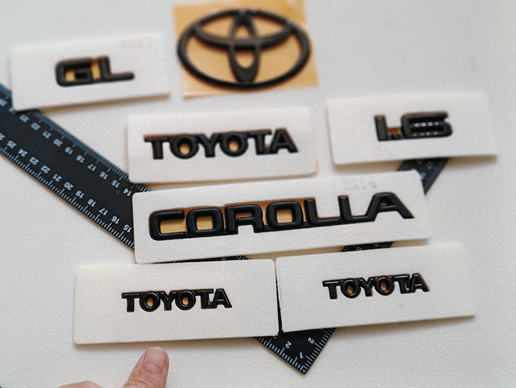 Toyota-Corolla-GL-1.6 Piano Black Efsane Kasa Bagaj ve Çamurluk Yazısı ve Bagaj Arması Seti
