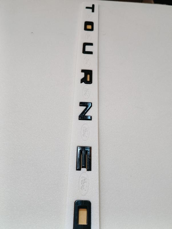 Tourneo Yeni Nesil Boşluklu Büyük Boy Piano Black Bagaj Yazısı 3M 3D ABS