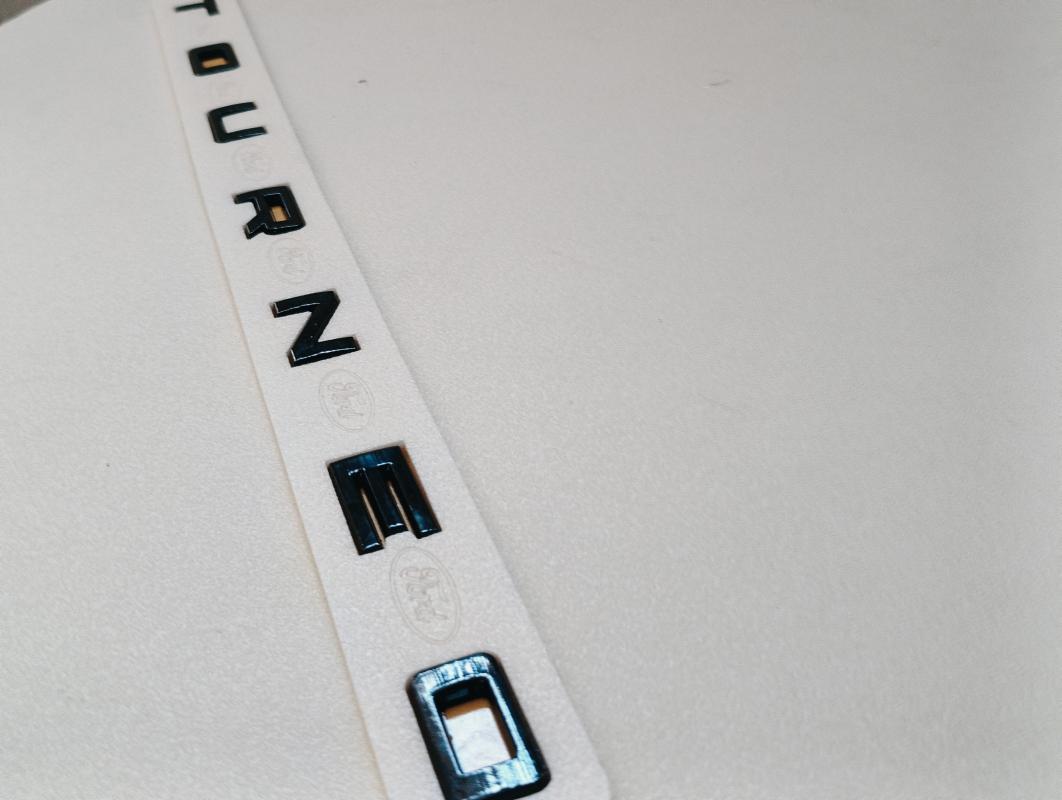 Tourneo Yeni Nesil Boşluklu Büyük Boy Piano Black Bagaj Yazısı 3M 3D ABS