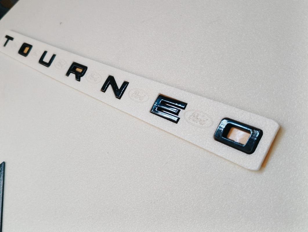 Tourneo Yeni Nesil Boşluklu Büyük Boy Piano Black Bagaj Yazısı 3M 3D ABS