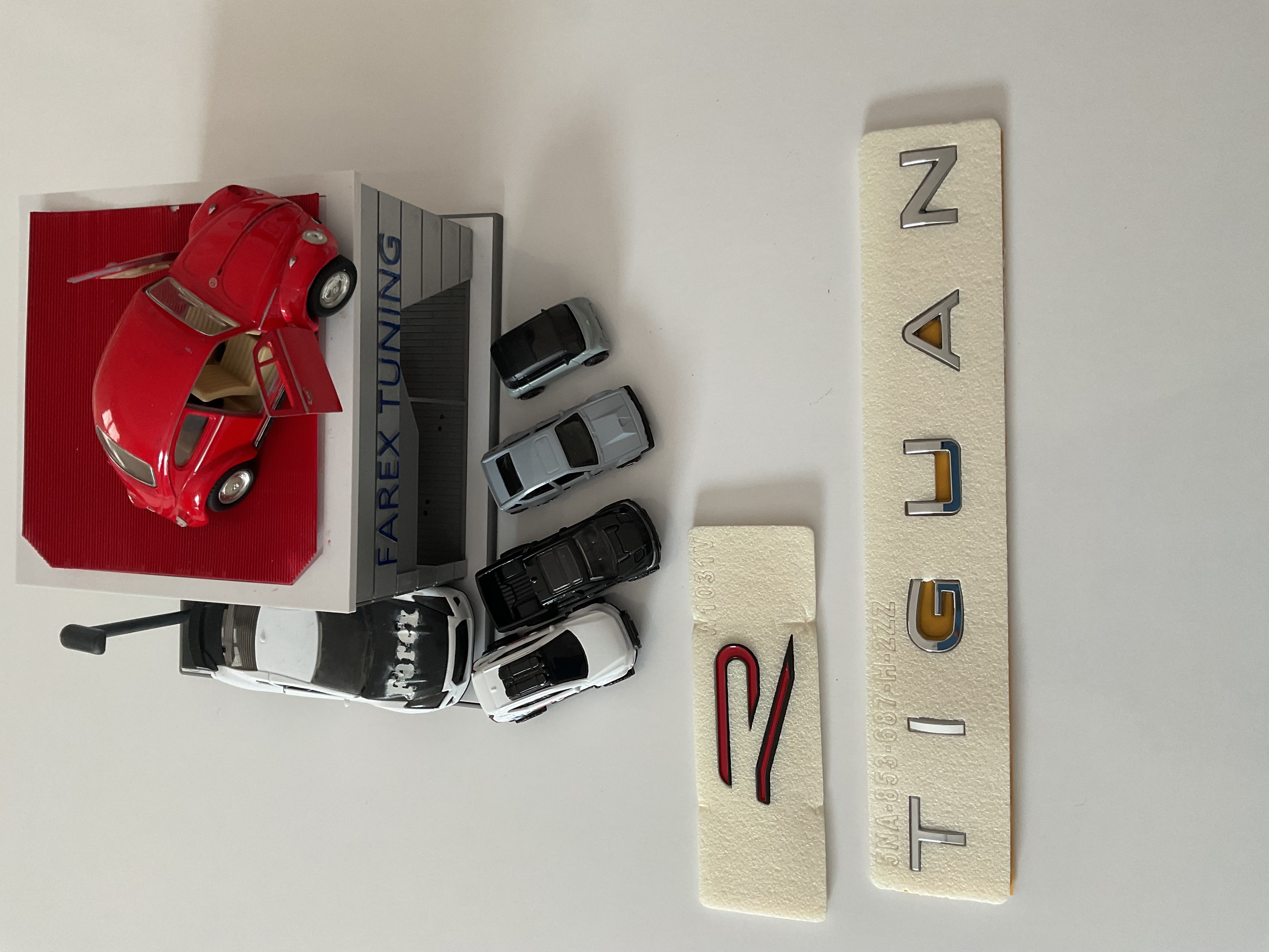 Skoda-Superb Piano Black Bagaj Yazısı ve Piano Black Panjur ve Bagaj Arması Seti 4’lü 3M 3D ABS