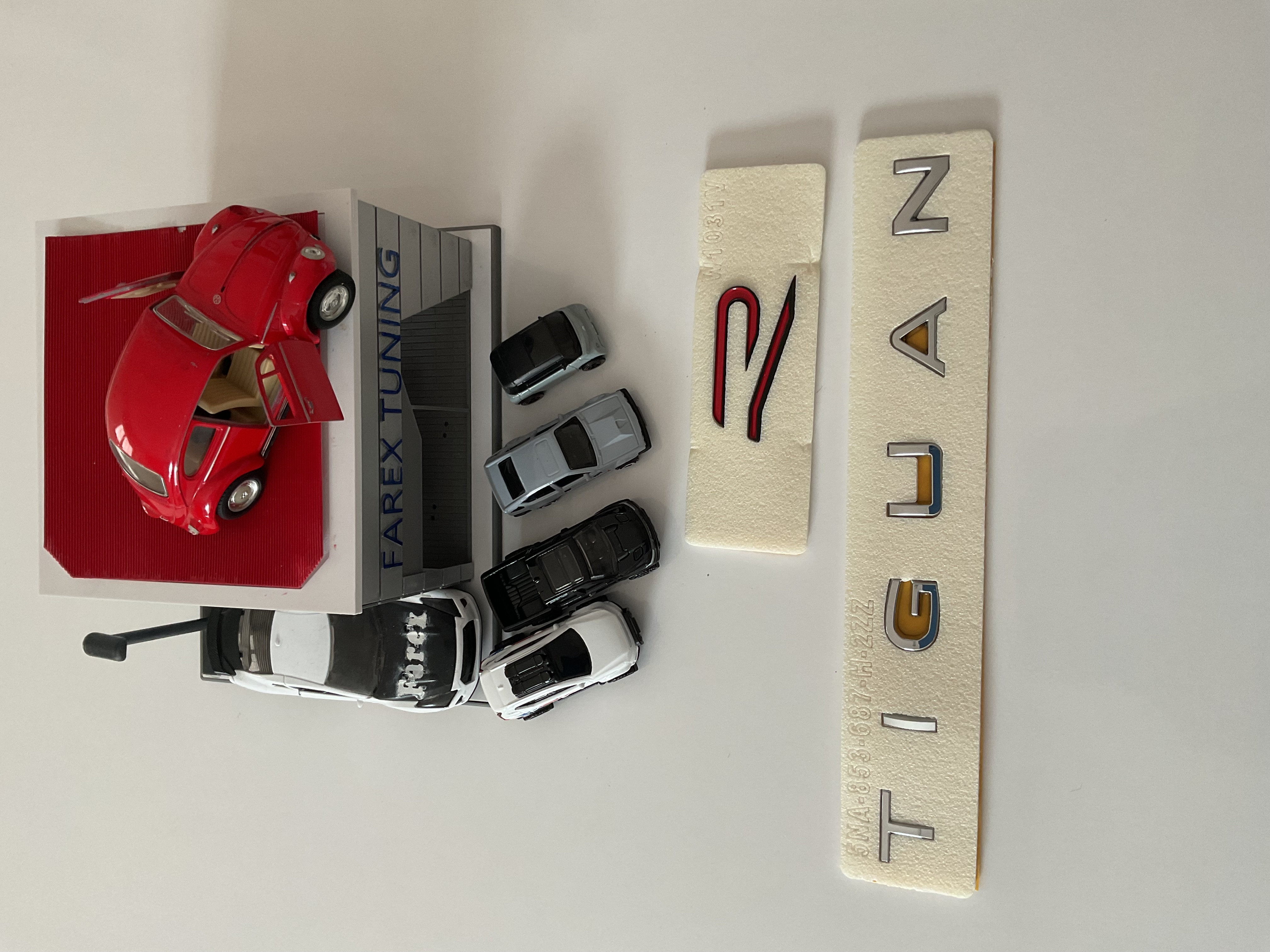 Skoda-Superb Piano Black Bagaj Yazısı ve Piano Black Panjur ve Bagaj Arması Seti 4’lü 3M 3D ABS