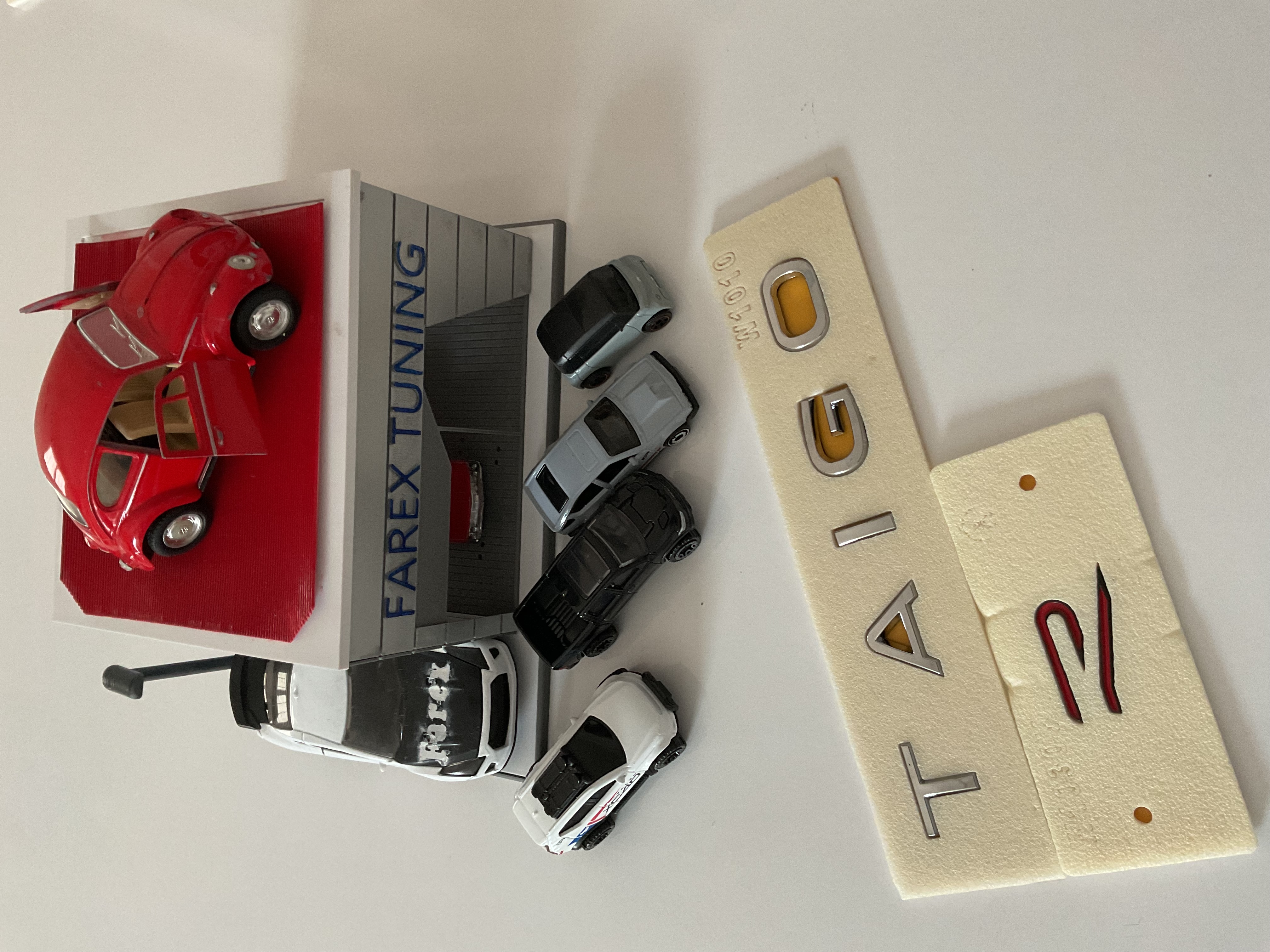 Volkswagen Taigo Krom Boşluklu ve R Küçük (Siyah-Kırmızı) Yeni Nesil 3M 3D ABS