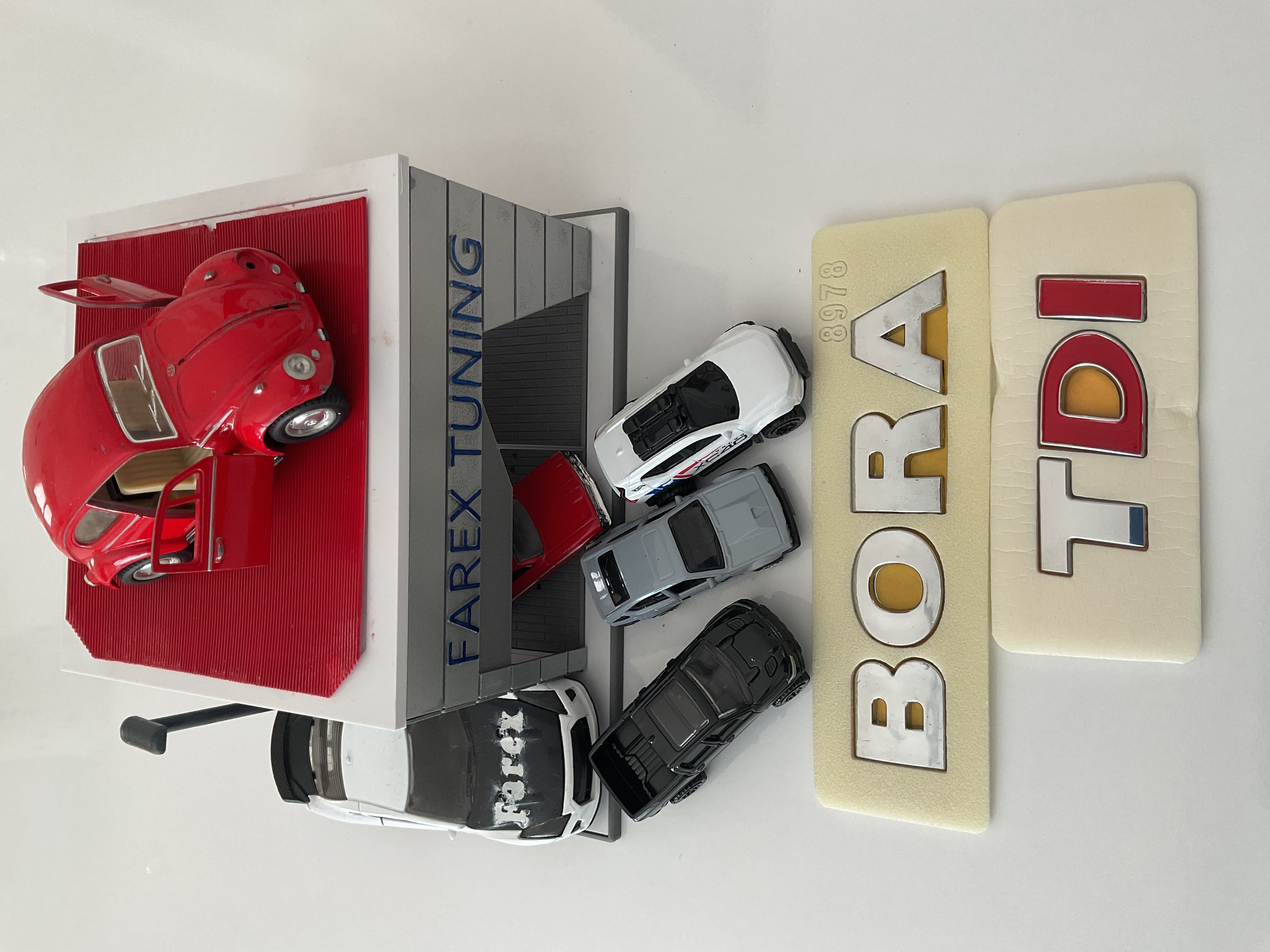 Volkswagen Bora ve TDI ’’DI Kırmızı’’ Krom Bagaj Yazısı Seti 2’li 3M 3D ABS