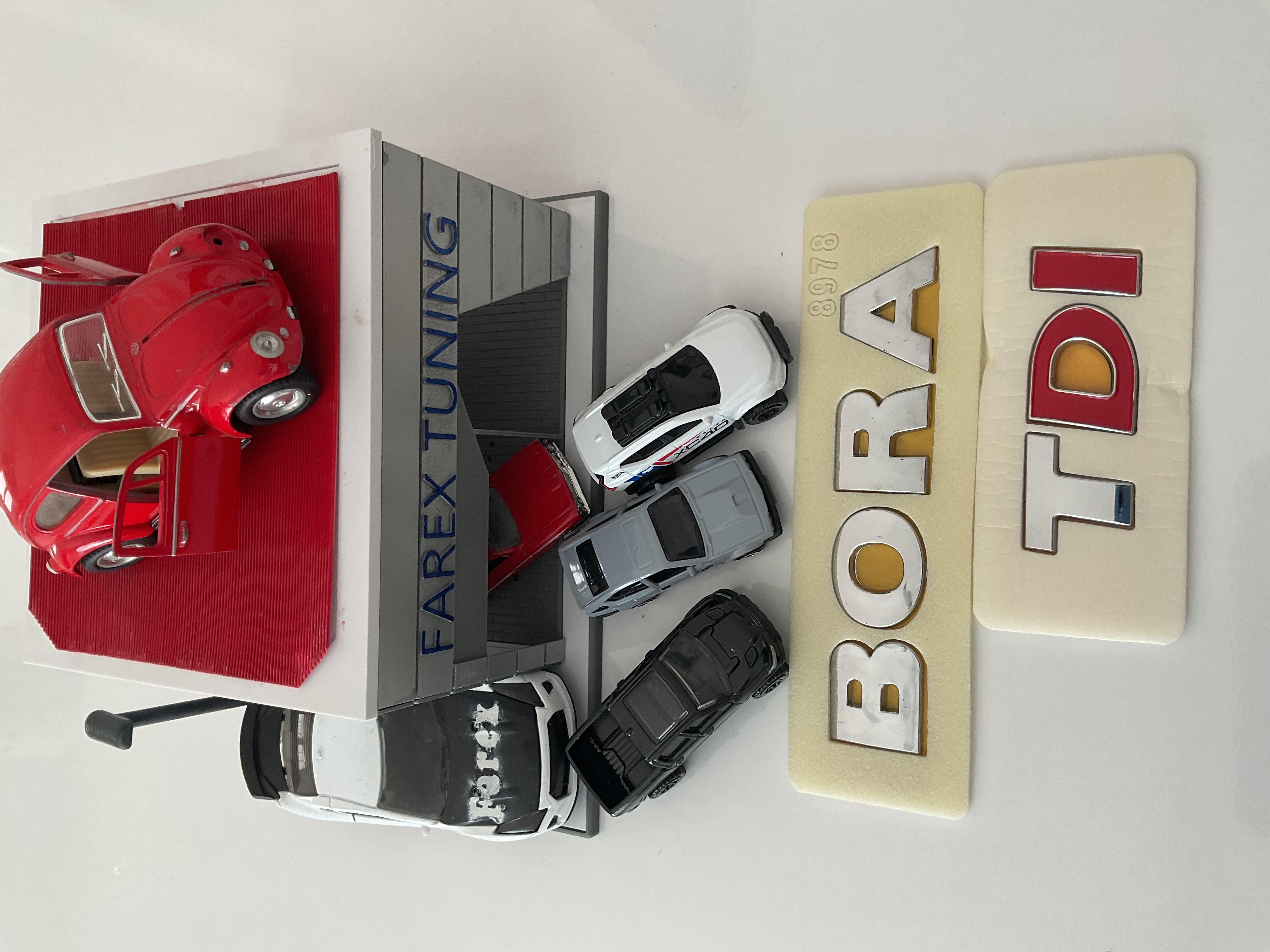 Volkswagen Bora ve TDI ’’DI Kırmızı’’ Krom Bagaj Yazısı Seti 2’li 3M 3D ABS