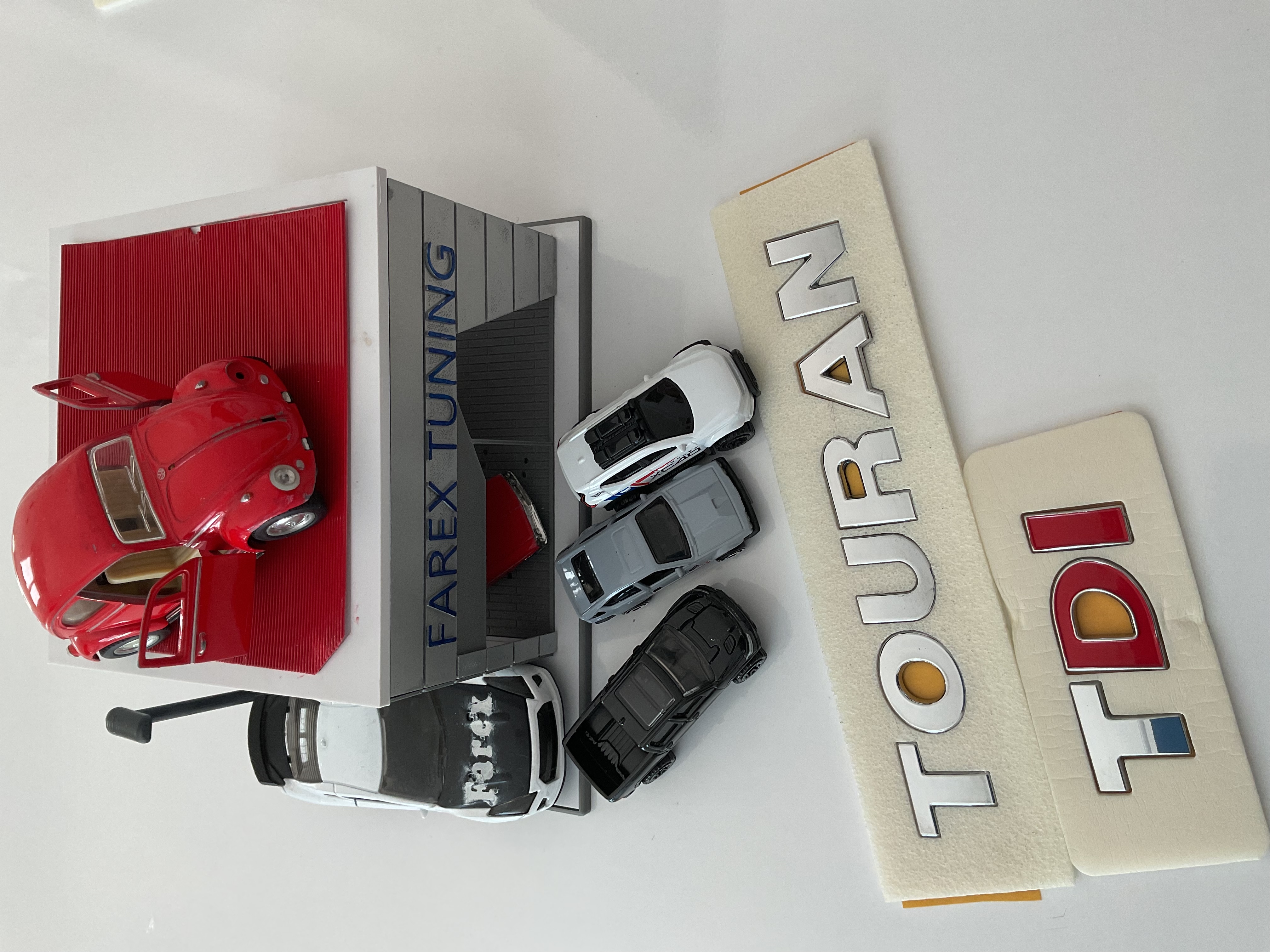 Volkswagen Touran ve TDI ’’DI Kırmızı’’ Krom Bagaj Yazısı Seti 2’li 3M 3D ABS