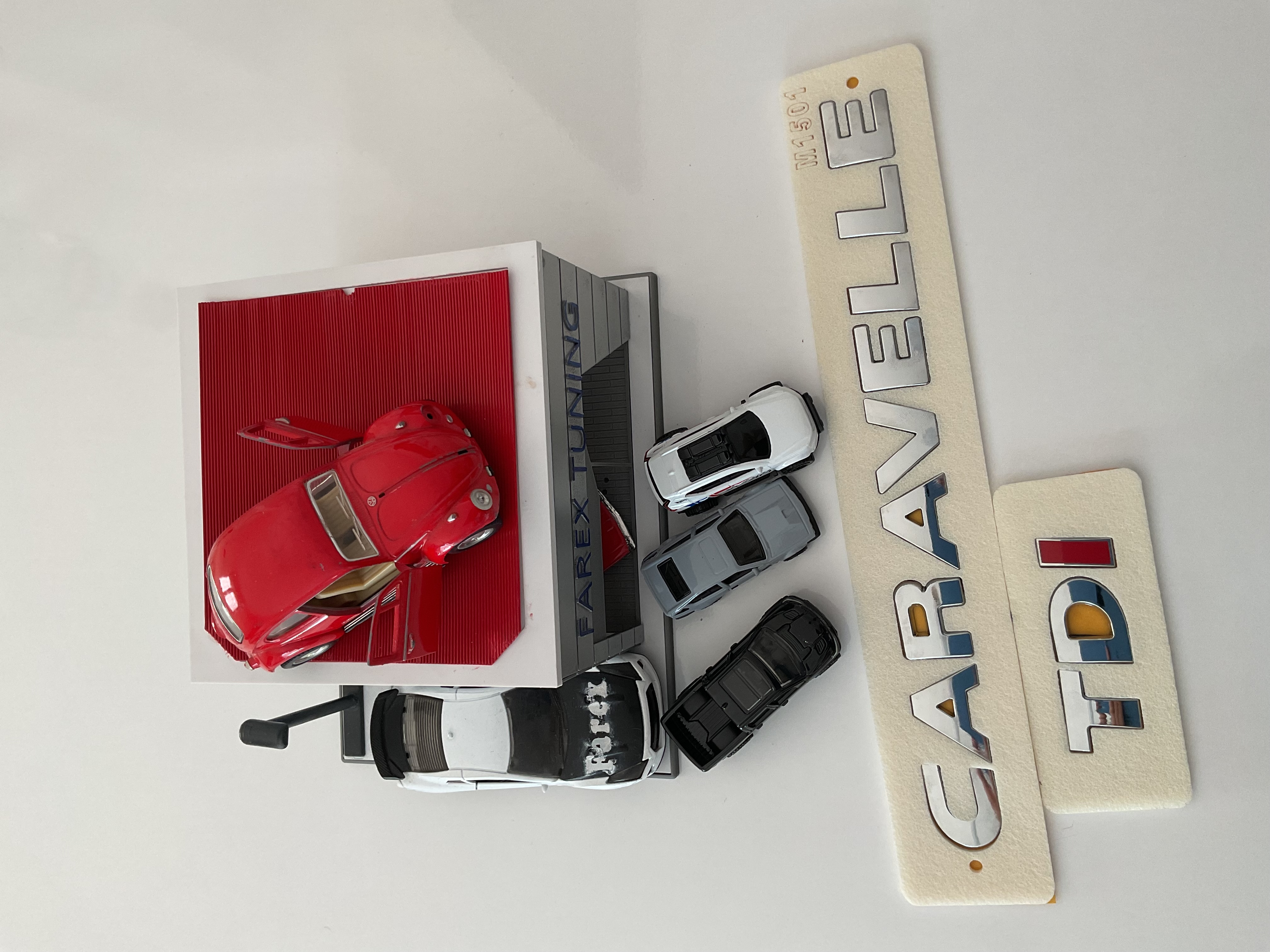 Volkswagen Caravelle ve TDI ’’I Kırmızı’’ Krom Bagaj Yazısı Seti 2’li 3M 3D ABS