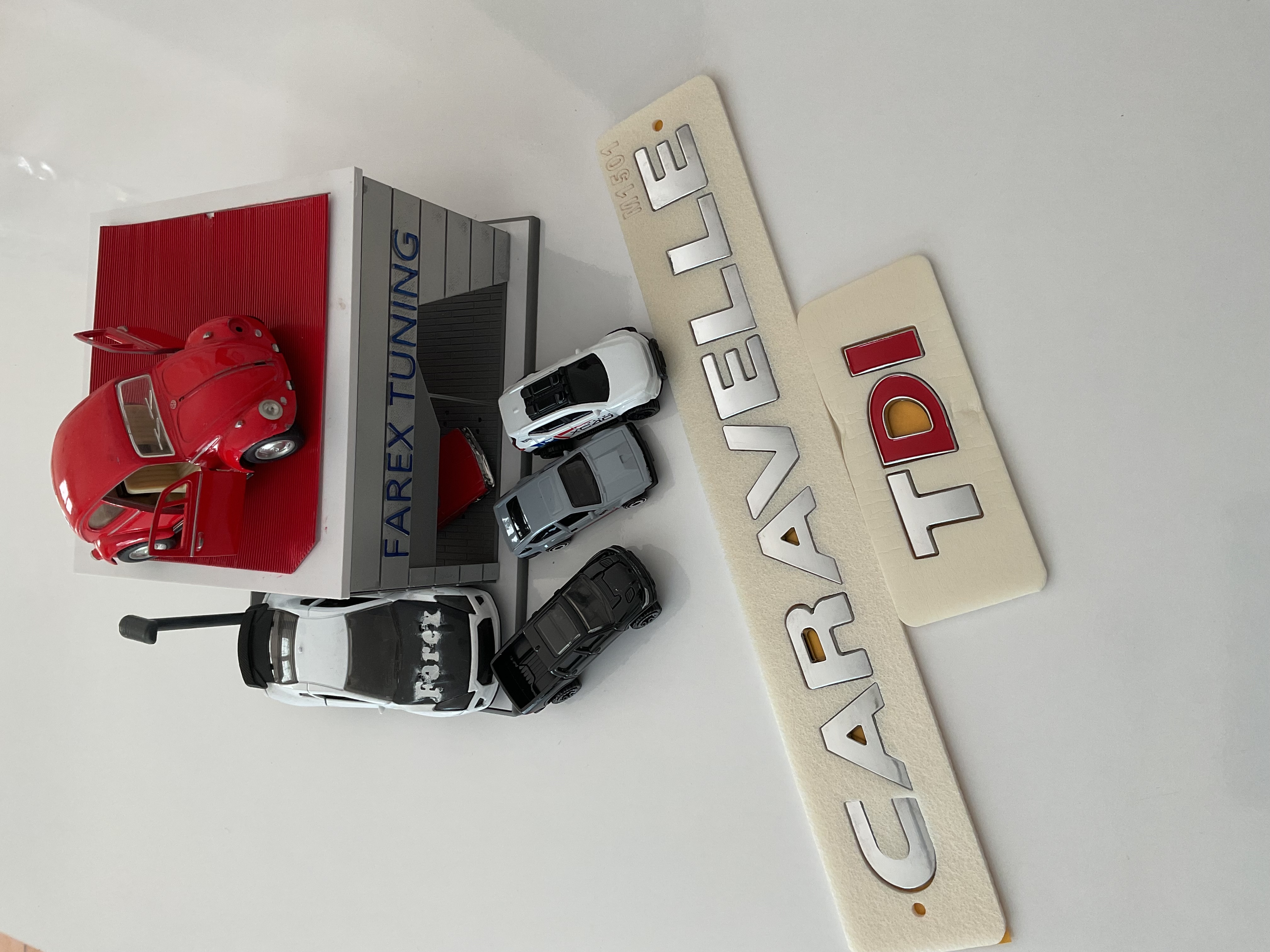 Volkswagen Caravelle ve TDI ’’DI Kırmızı’’ Krom Bagaj Yazısı Seti 2’li 3M 3D ABS