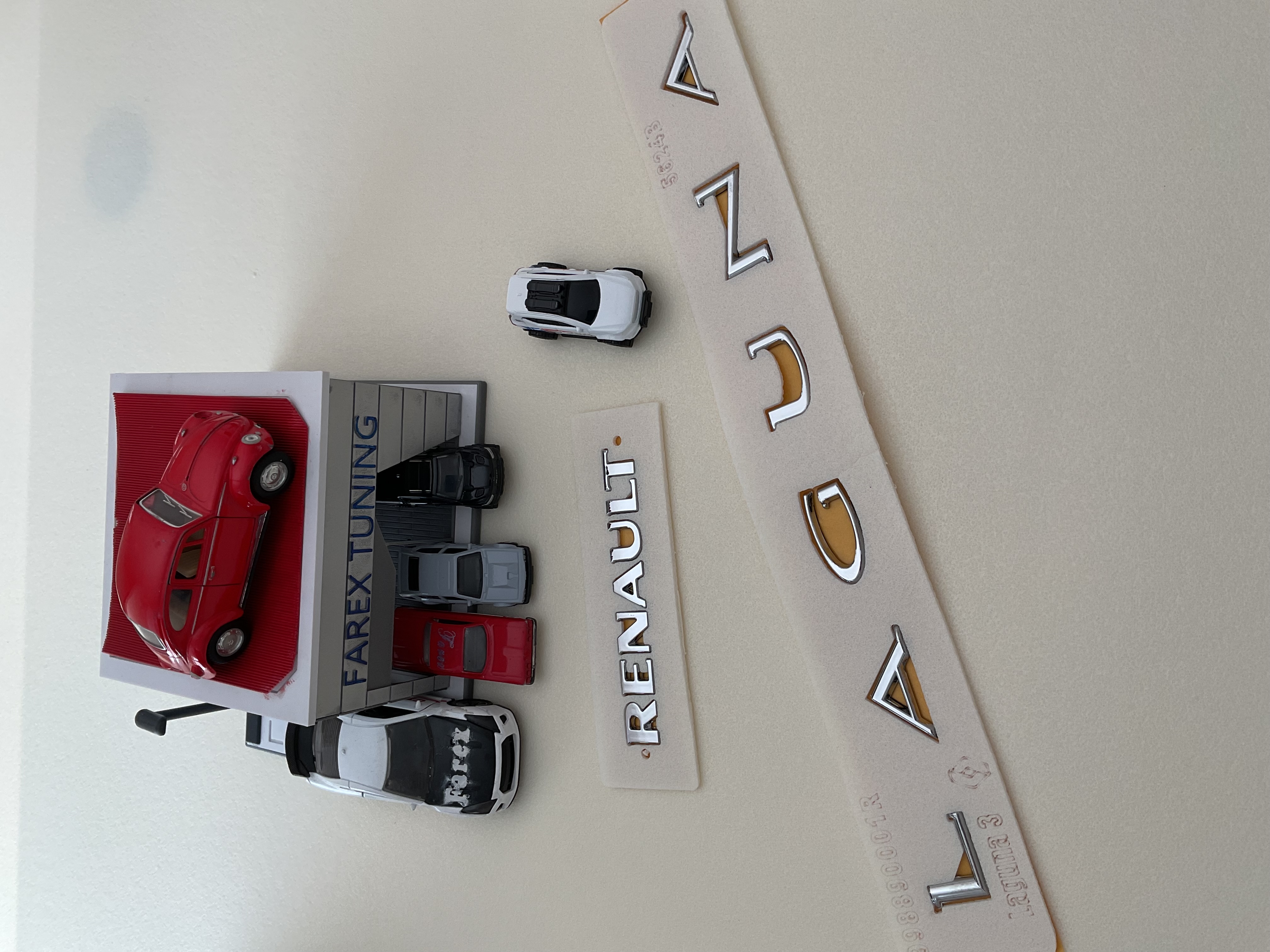 Renault ve Laguna Boşluklu Krom Bagaj Yazısı Seti 2’li 3M 3D ABS