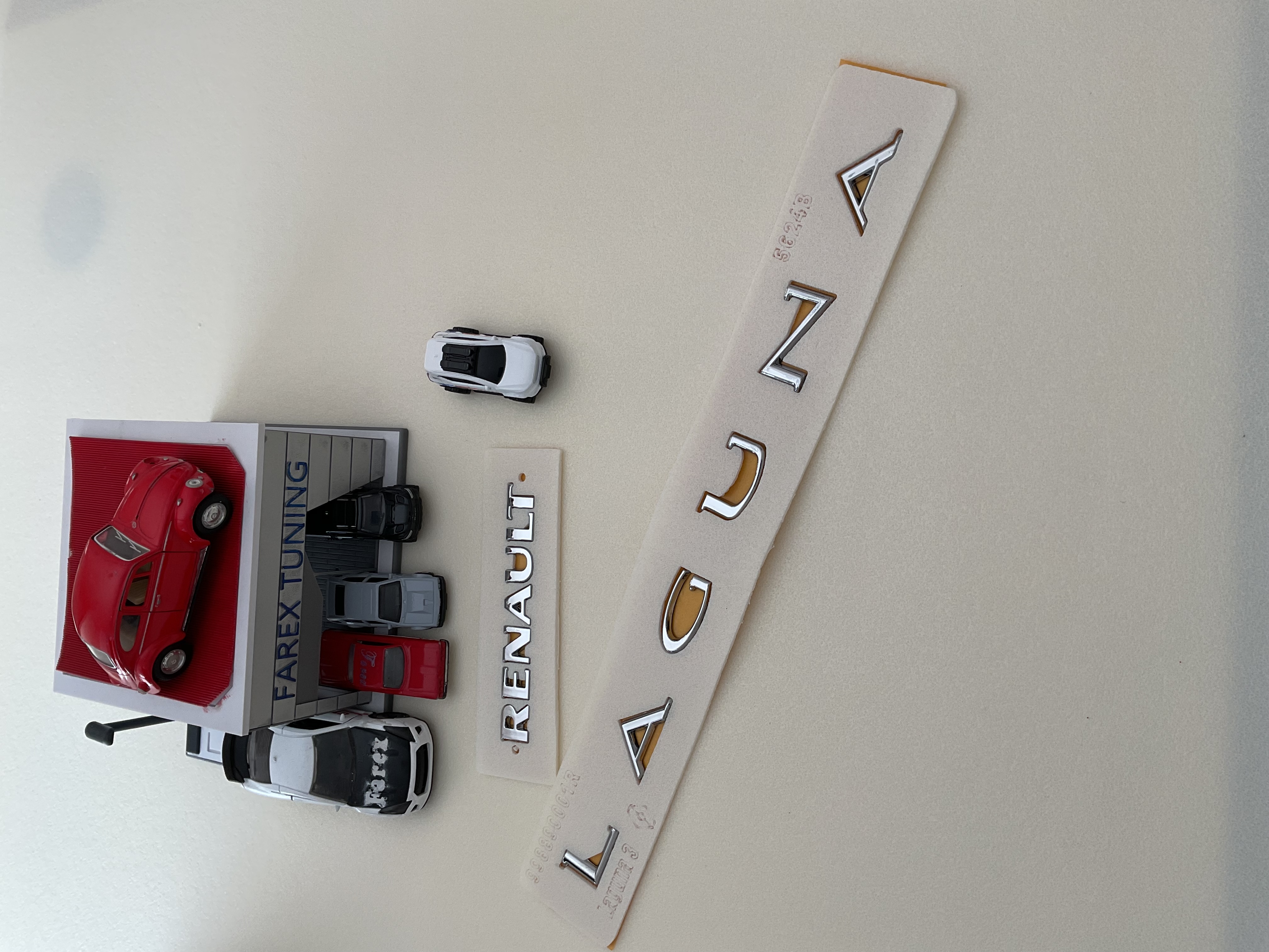 Renault ve Laguna Boşluklu Krom Bagaj Yazısı Seti 2’li 3M 3D ABS