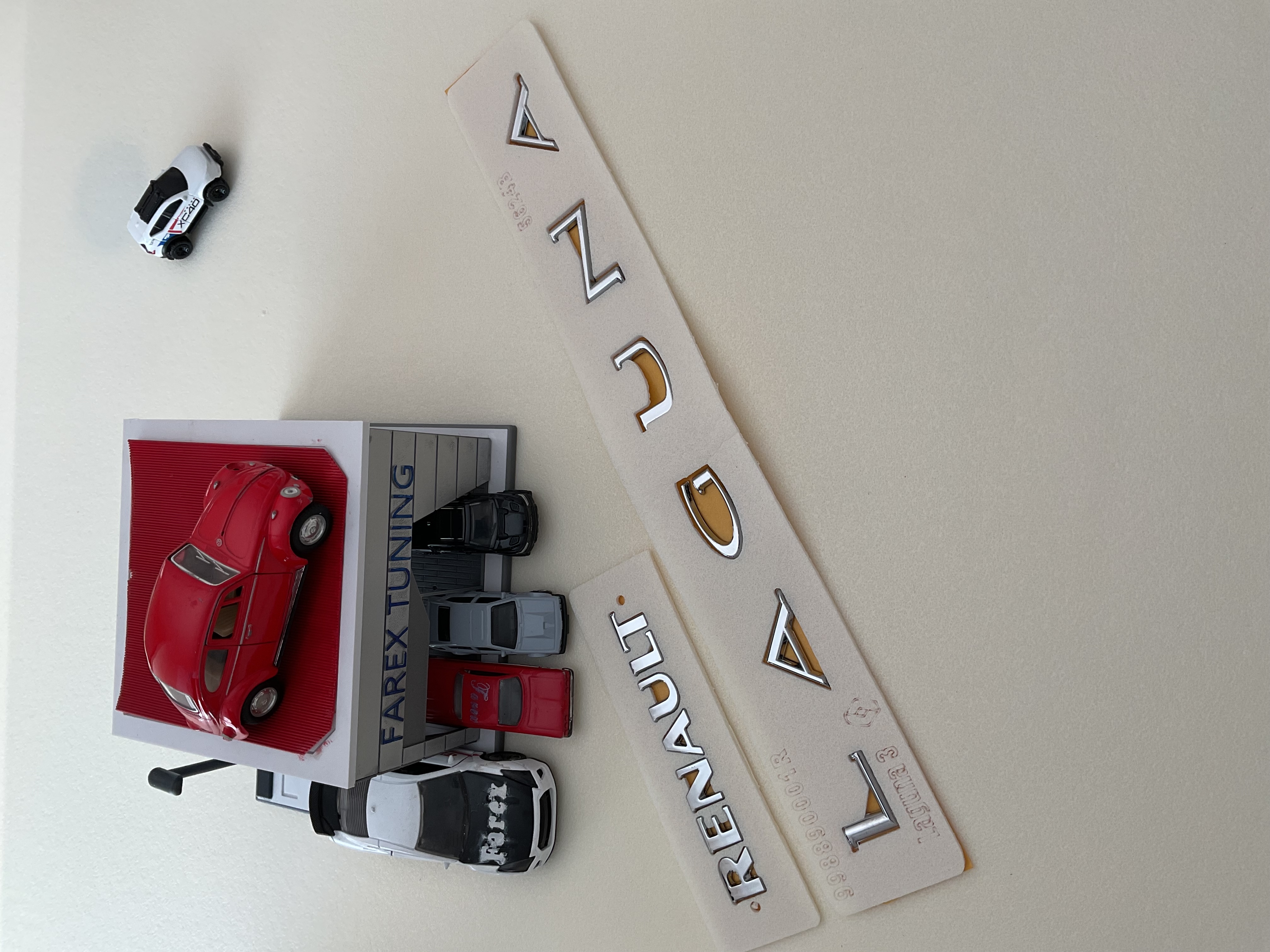 Renault ve Laguna Boşluklu Krom Bagaj Yazısı Seti 2’li 3M 3D ABS