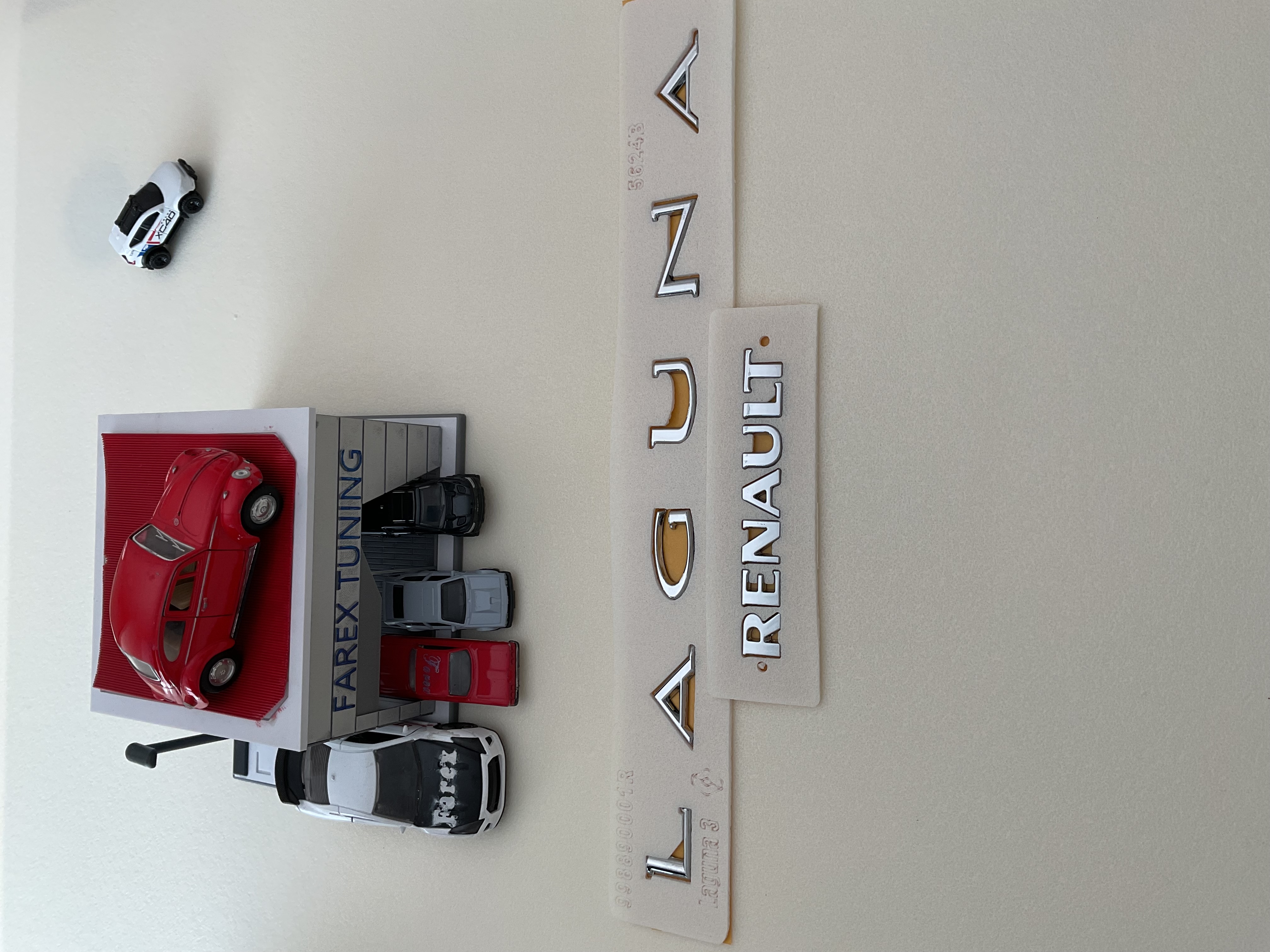 Renault ve Laguna Boşluklu Krom Bagaj Yazısı Seti 2’li 3M 3D ABS