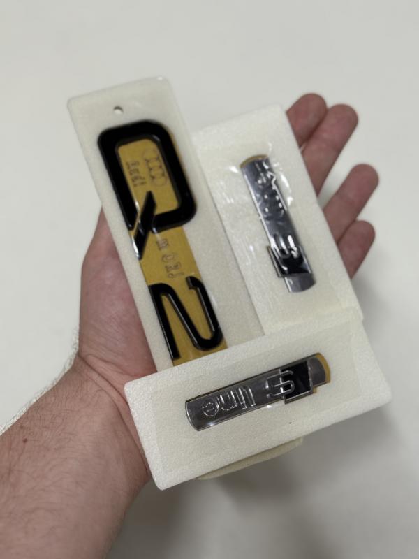 Q2 Piano Black Bagaj Yazısı ve S Line Krom-Piano Black Çamurluk Arması Seti 3’lü 3M 3D ABS