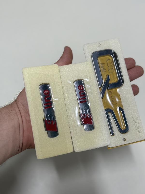 Q2 Krom Bagaj Yazısı ve S Line Çamurluk Arması Seti Krom-Kırmızı 3’lü 3M 3D ABS