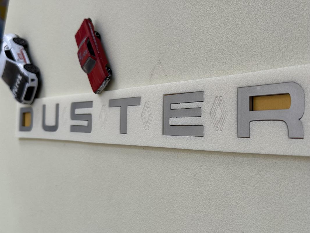 Duster Yeni Nesil Gri Kaput Yazısı 3M 3D ABS