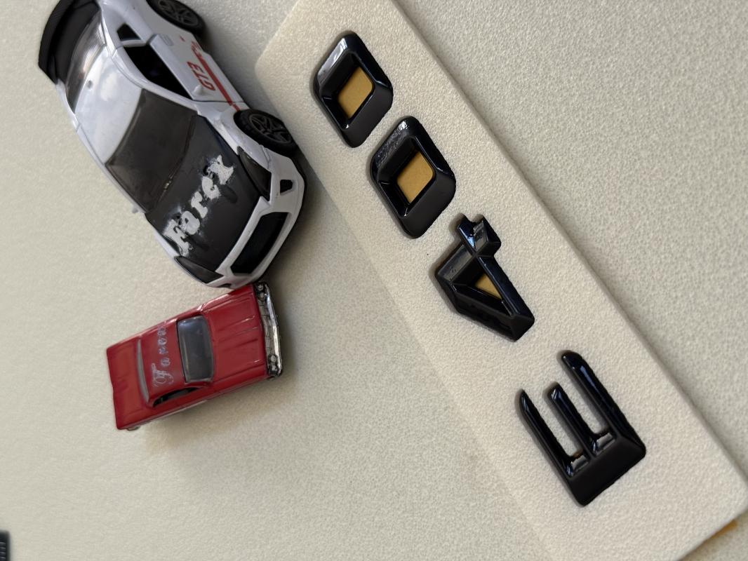 E 400 Üçgen Tip Piano Black Bagaj Yazısı 3M 3D ABS