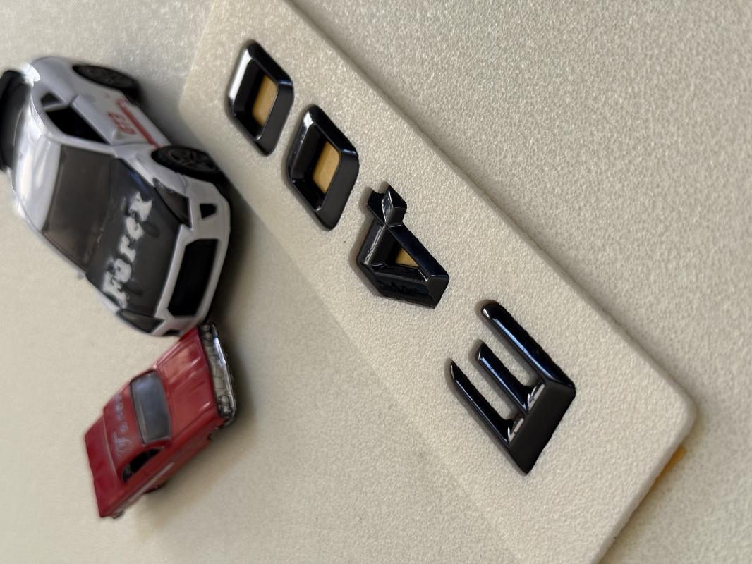 E 400 Üçgen Tip Piano Black Bagaj Yazısı 3M 3D ABS