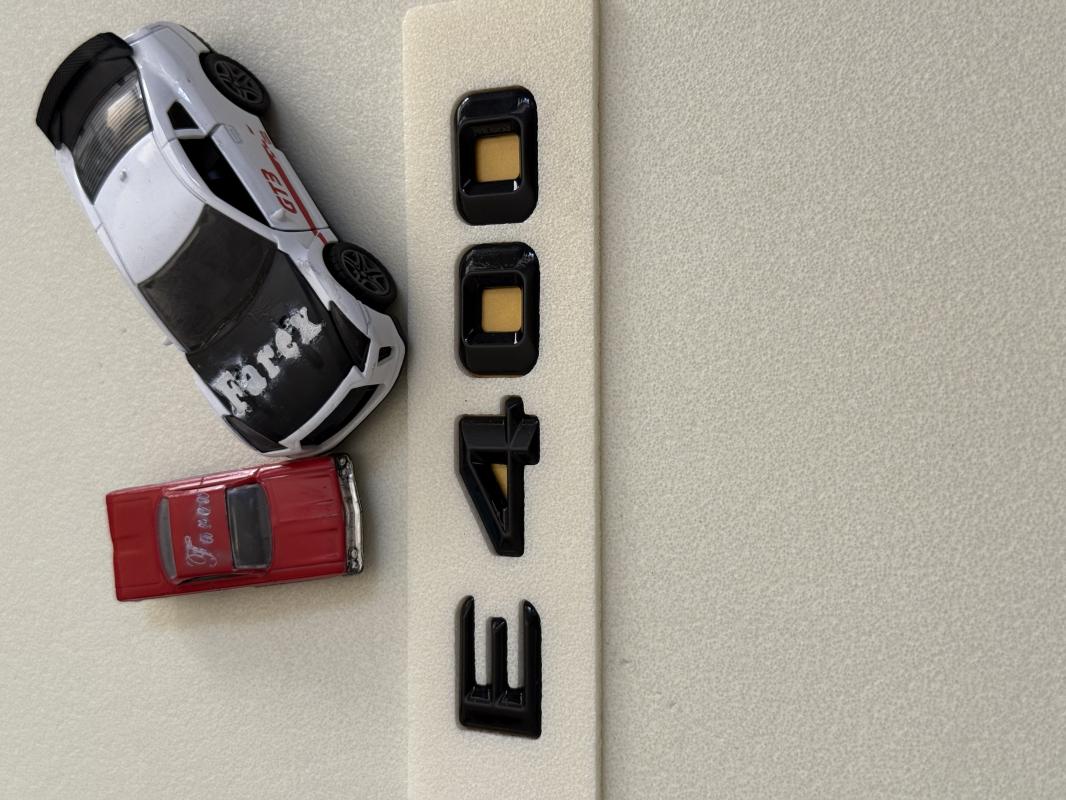 E 400 Üçgen Tip Piano Black Bagaj Yazısı 3M 3D ABS