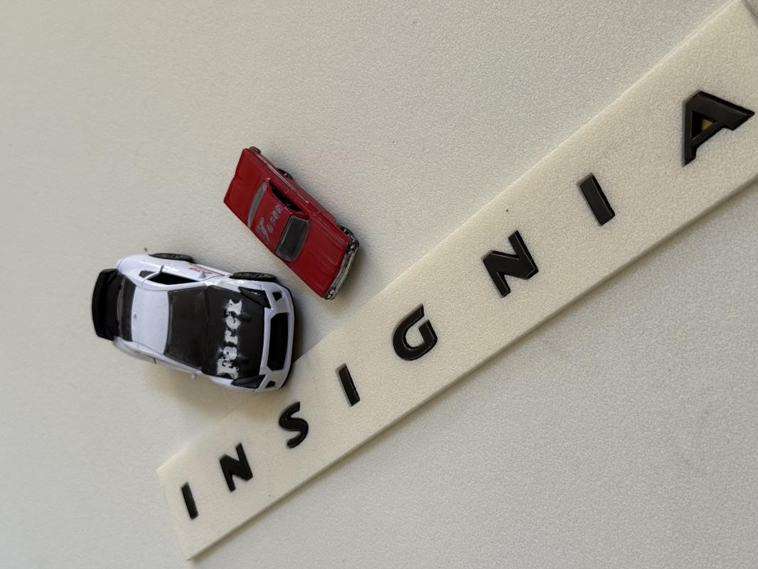 Insignia Piano Black Boşluklu Yeni Nesil Bagaj Yazısı 3M 3DBAS