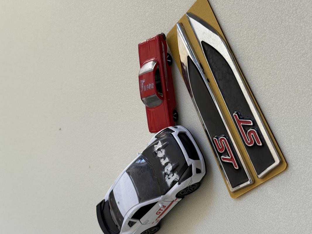 Ford ST Kırmızı-Piano Black GTI Bıçak Çamurluk Arması 3M 3D ABS