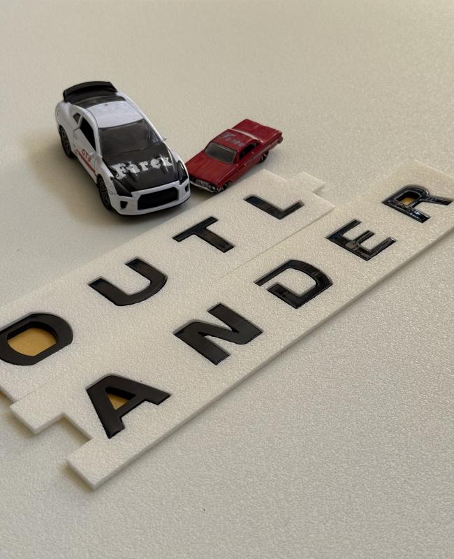 Mitsubishi Outlander Yeni Nesil Boşluklu Piano Black Kaput Yazısı 3M 3D ABS