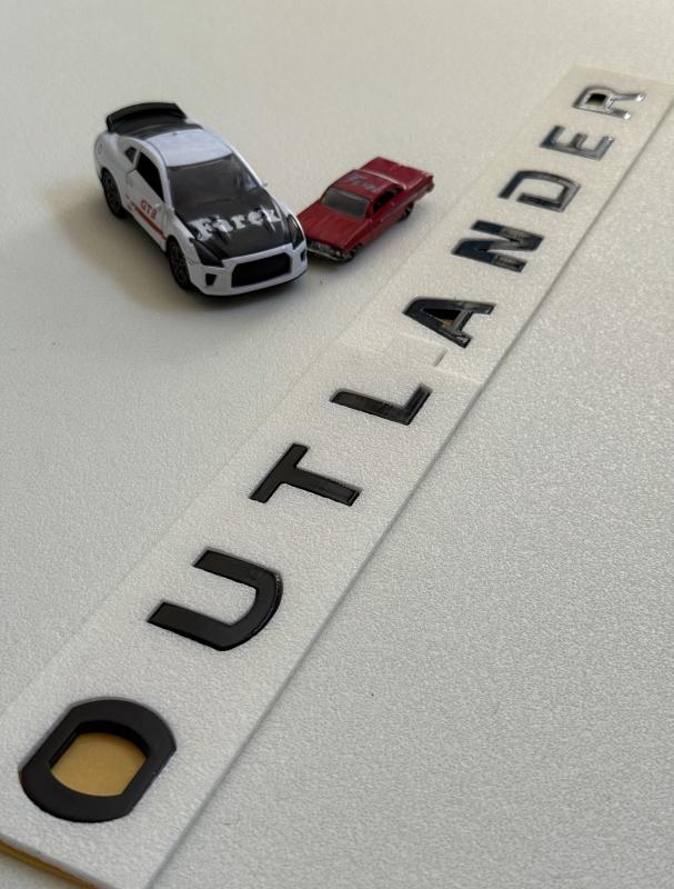 Mitsubishi Outlander Yeni Nesil Boşluklu Piano Black Kaput Yazısı 3M 3D ABS