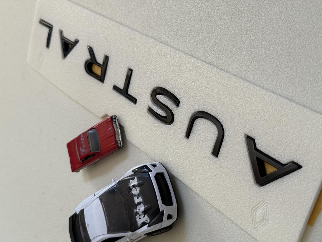 Renault Austral Yeni Nesil Boşluklu Piano Black Bagaj Yazısı 3M 3D ABS