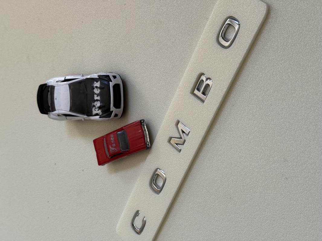 Opel Combo Boşluklu Yeni Nesil Krom Bagaj Yazısı 3M 3D ABS