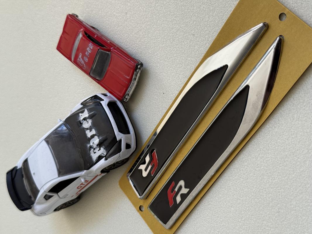 Seat FR Piano Black Bıçak Çamurluk Arması 3M 3D ABS