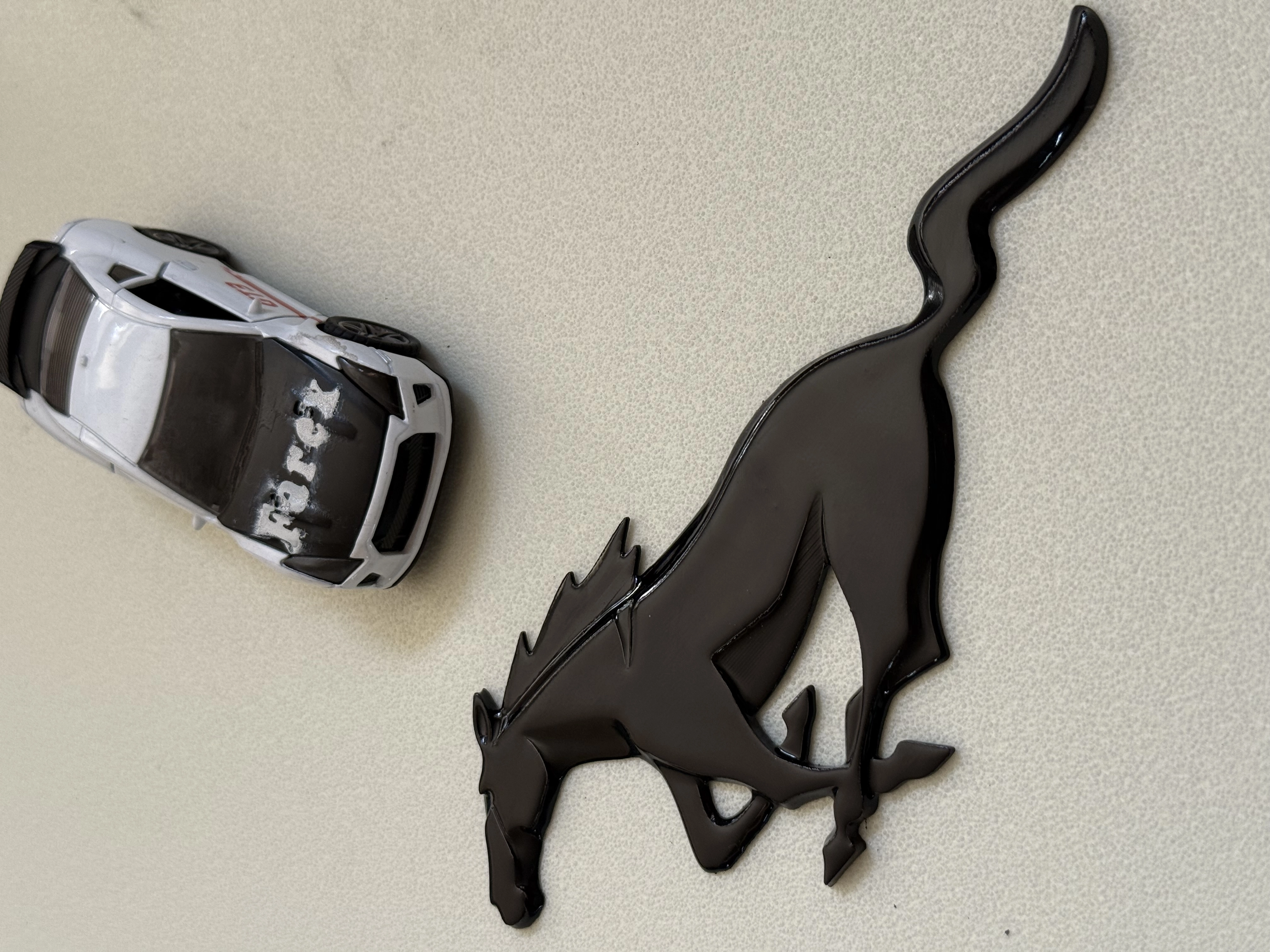Ford Mustang Koşan At Büyük Boy Piano Black 3M 3D ABS