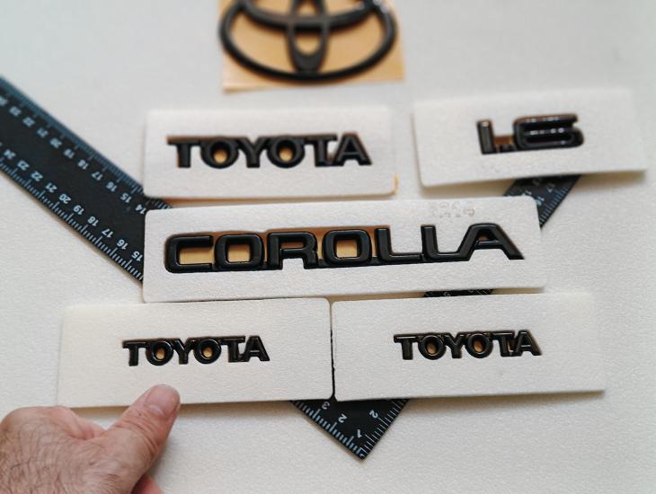 Toyota-Corolla-1.6 Piano Black Efsane Kasa Bagaj ve Çamurluk Yazısı ve Bagaj Arması Seti 6’lı 3M 3D ABS