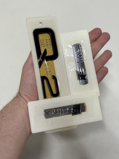 Q2 Piano Black Bagaj Yazısı ve S Line Krom-Piano Black Çamurluk Arması Seti 3’lü 3M 3D ABS