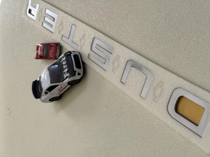 Duster Yeni Nesil Gri Kaput Yazısı 3M 3D ABS