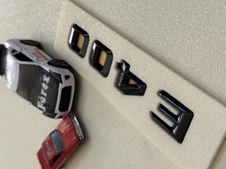 E 400 Üçgen Tip Piano Black Bagaj Yazısı 3M 3D ABS