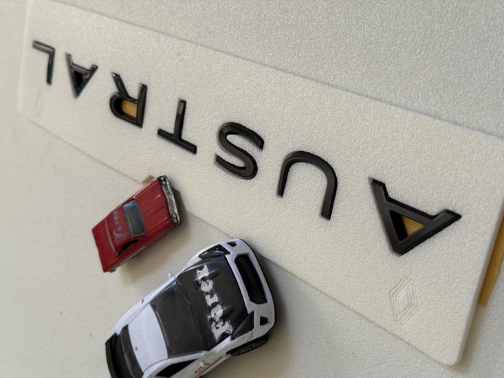Renault Austral Yeni Nesil Boşluklu Piano Black Bagaj Yazısı 3M 3D ABS
